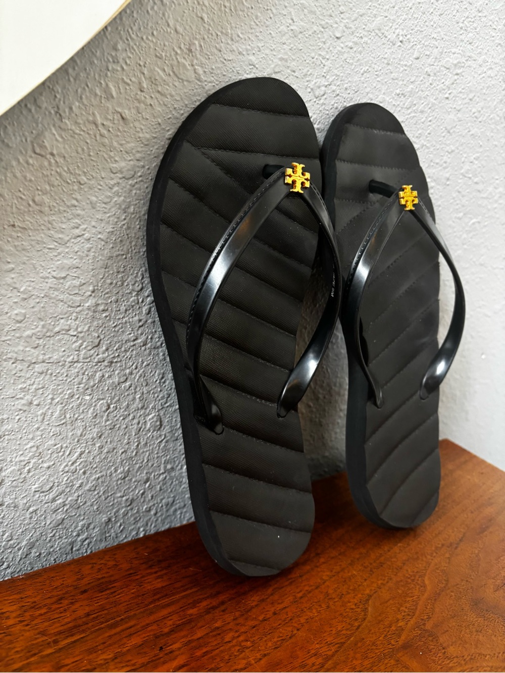 Tory Burch Kira flip-flop sandals in perfect black and gold (9) - Picture 3 of 11